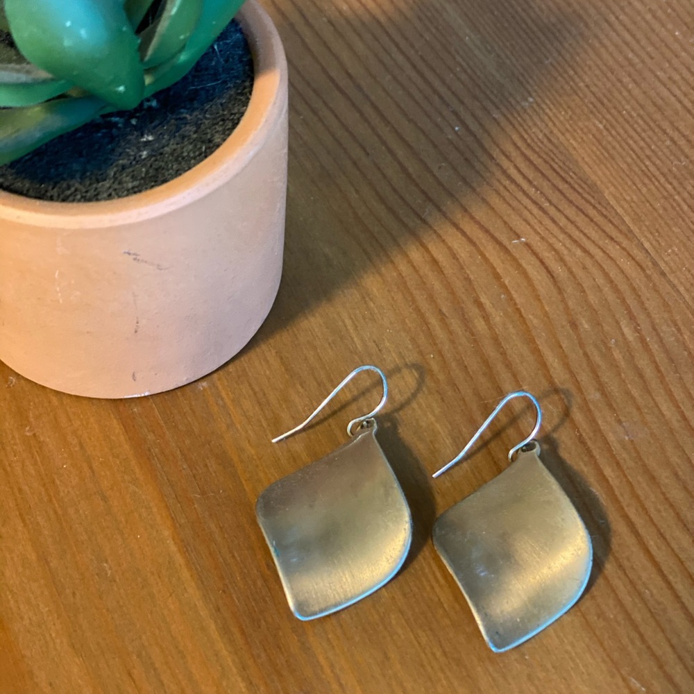 Wavy brushed gold earrings